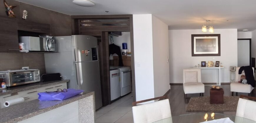 Vendo Departamento, Dos Dormitorios, Balcón, Parqueadero. Sector La Carolina