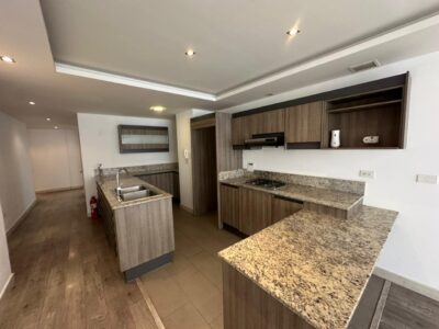 Vendo Suite, un Dormitorio, Parqueadero. Sector El Batan