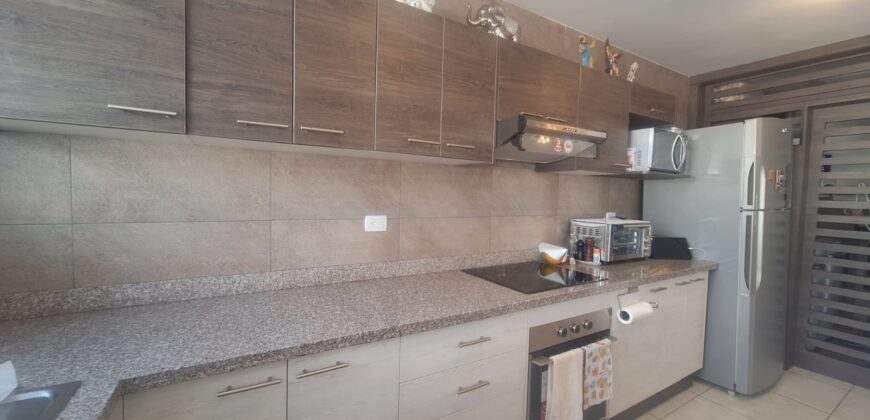 Vendo Departamento, Dos Dormitorios, Balcón, Parqueadero. Sector La Carolina