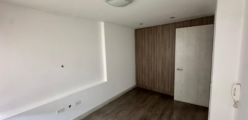 Vendo Suite, un Dormitorio, Parqueadero. Sector El Batan