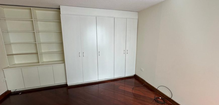 Vendo Departamento, Tres Dormitorios, Estudio/Family room, Parqueaderos. Sector El Batán