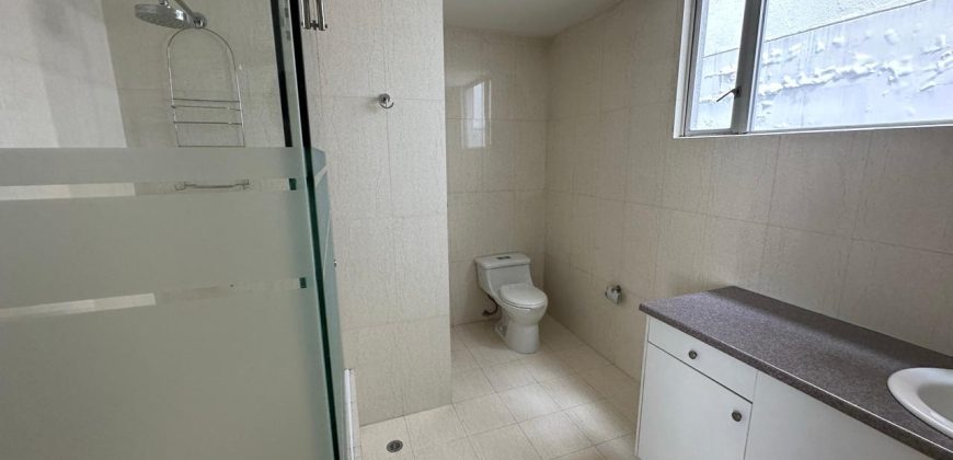 Vendo Departamento, Tres Dormitorios, Estudio/Family room, Parqueaderos. Sector El Batán