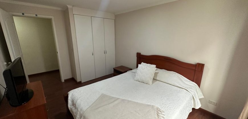 Vendo Departamento, Dos Dormitorios, Amoblado, Parqueaderos. Sector La Carolina