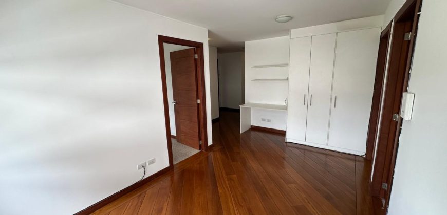 Vendo Departamento, Tres Dormitorios, 4 Baños, Parqueaderos, Bodegas. Sector Bossano