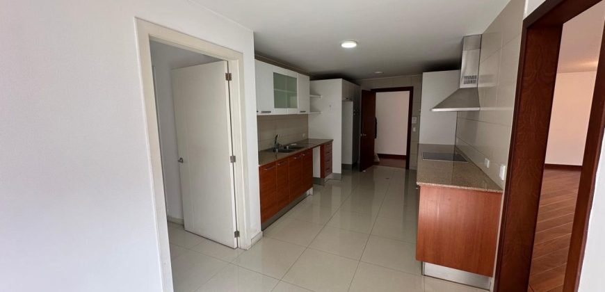 Vendo Departamento, Tres Dormitorios, 4 Baños, Parqueaderos, Bodegas. Sector Bossano