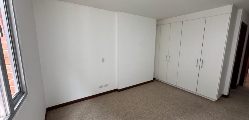 Vendo Departamento, Tres Dormitorios, 4 Baños, Parqueaderos, Bodegas. Sector Bossano