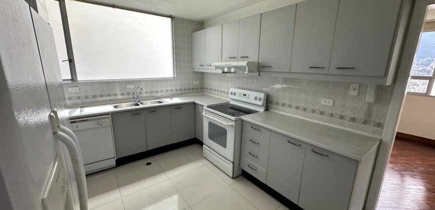 Vendo Departamento, Tres Dormitorios, Estudio/Family room, Parqueaderos. Sector El Batán