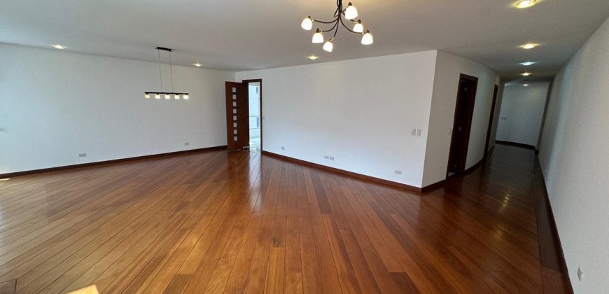 Vendo Departamento, Tres Dormitorios, 4 Baños, Parqueaderos, Bodegas. Sector Bossano