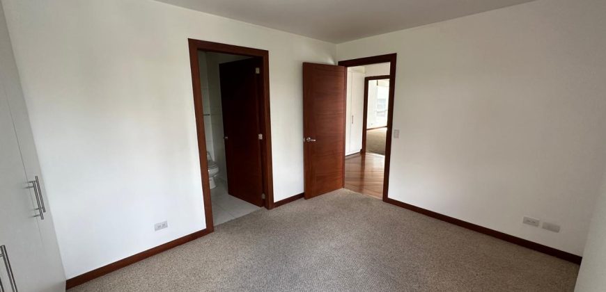 Vendo Departamento, Tres Dormitorios, 4 Baños, Parqueaderos, Bodegas. Sector Bossano
