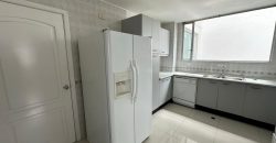 Vendo Departamento, Tres Dormitorios, Estudio/Family room, Parqueaderos. Sector El Batán