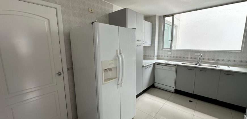 Vendo Departamento, Tres Dormitorios, Estudio/Family room, Parqueaderos. Sector El Batán