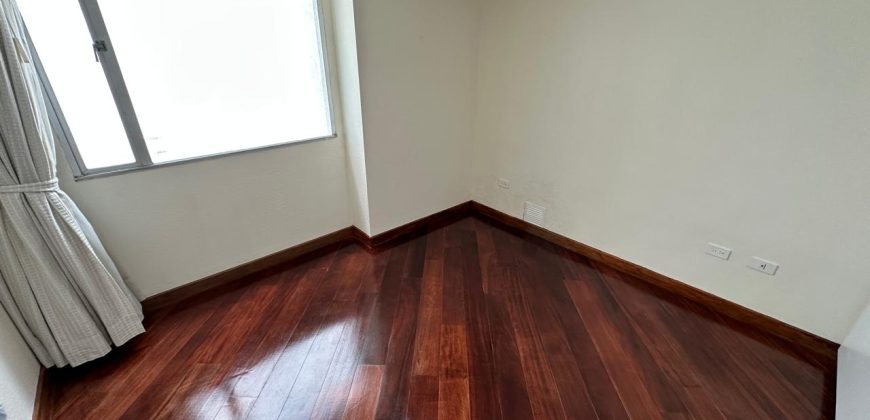 Vendo Departamento, Tres Dormitorios, Estudio/Family room, Parqueaderos. Sector El Batán