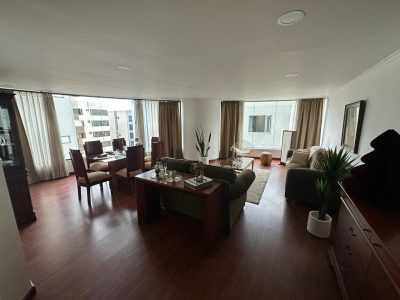 Vendo Departamento, Dos Dormitorios, Amoblado, Parqueaderos. Sector La Carolina