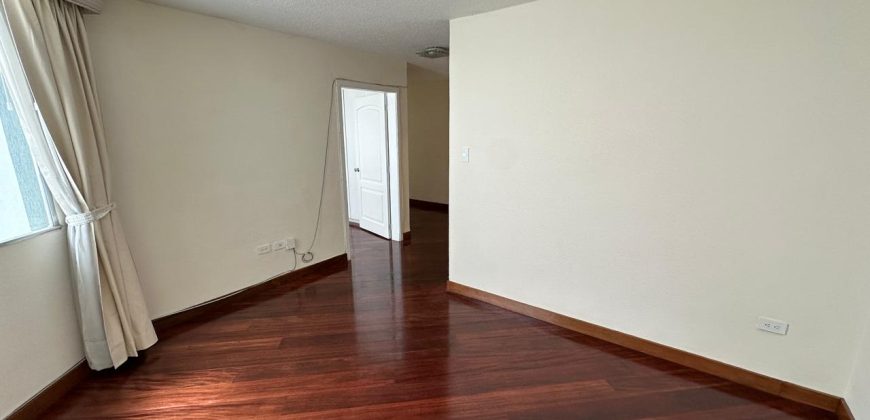 Vendo Departamento, Tres Dormitorios, Estudio/Family room, Parqueaderos. Sector El Batán