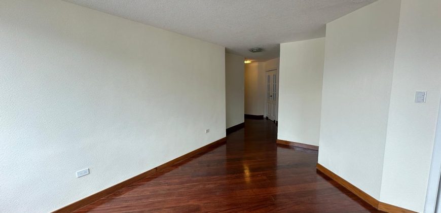 Vendo Departamento, Tres Dormitorios, Estudio/Family room, Parqueaderos. Sector El Batán