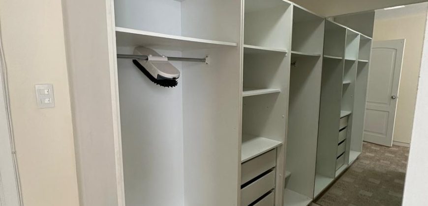 Vendo Departamento, Tres Dormitorios, Estudio/Family room, Parqueaderos. Sector El Batán