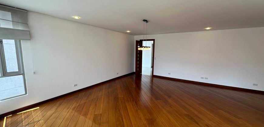 Vendo Departamento, Tres Dormitorios, 4 Baños, Parqueaderos, Bodegas. Sector Bossano
