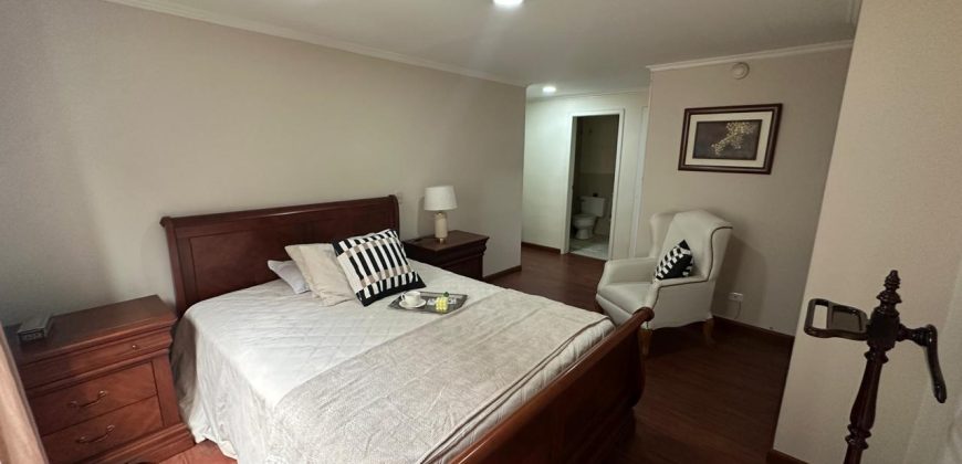 Vendo Departamento, Dos Dormitorios, Amoblado, Parqueaderos. Sector La Carolina