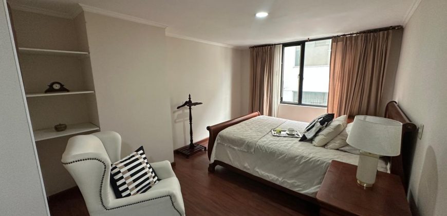 Vendo Departamento, Dos Dormitorios, Amoblado, Parqueaderos. Sector La Carolina