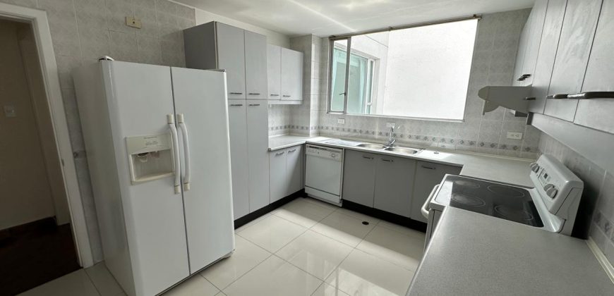 Vendo Departamento, Tres Dormitorios, Estudio/Family room, Parqueaderos. Sector El Batán