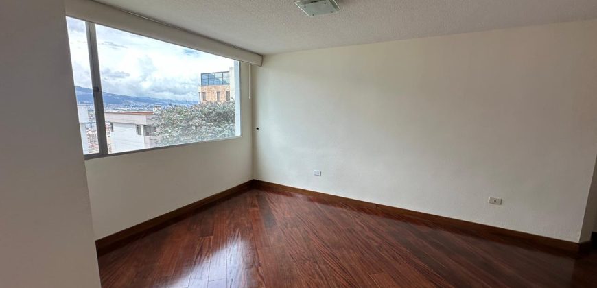 Vendo Departamento, Tres Dormitorios, Estudio/Family room, Parqueaderos. Sector El Batán