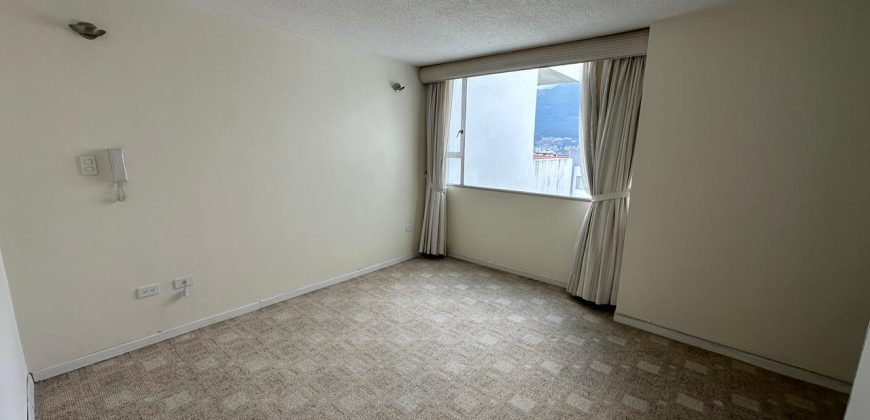 Vendo Departamento, Tres Dormitorios, Estudio/Family room, Parqueaderos. Sector El Batán