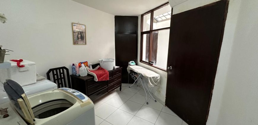 Vendo Casa, Tres Dormitorios, Dos Plantas, Ático, Jardín. Sector Guanguiltagua