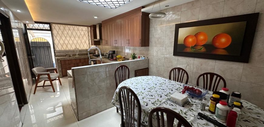 Vendo Casa, Tres Dormitorios, Dos Plantas, Ático, Jardín. Sector Guanguiltagua