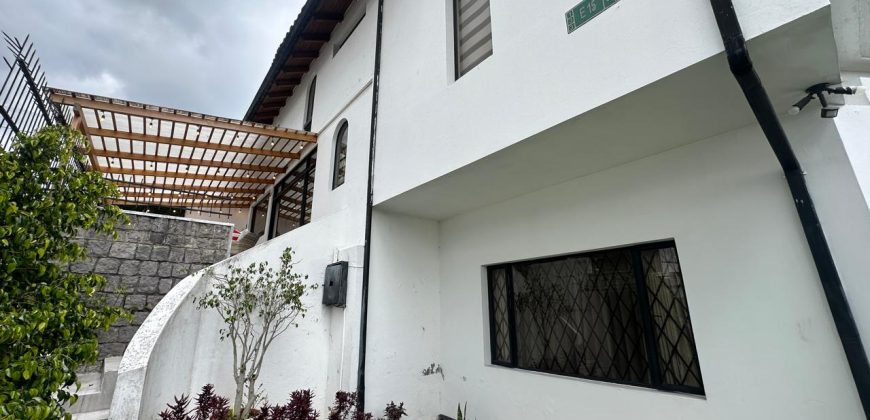 Vendo Casa, Tres Dormitorios, Dos Plantas, Ático, Jardín. Sector Guanguiltagua