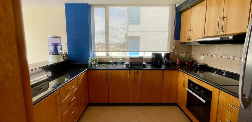 Vendo Departamento, Tres Dormitorios, Estudio, Parqueaderos, Bodega. Sector El Batán