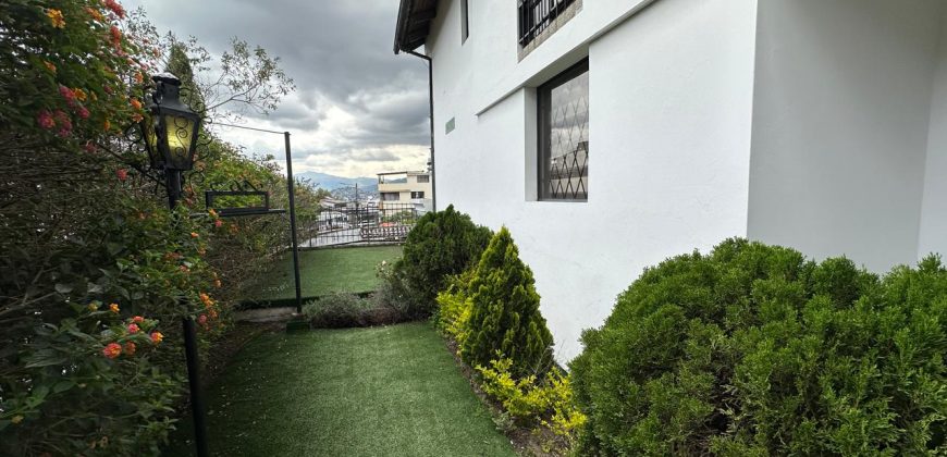 Vendo Casa, Tres Dormitorios, Dos Plantas, Ático, Jardín. Sector Guanguiltagua