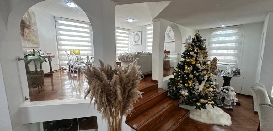 Vendo Casa, Tres Dormitorios, Dos Plantas, Ático, Jardín. Sector Guanguiltagua