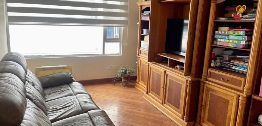 Vendo Departamento, Tres Dormitorios, Estudio, Parqueaderos, Bodega. Sector El Batán