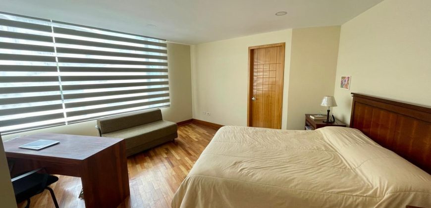 Vendo Departamento, Tres Dormitorios, Estudio, Parqueaderos, Bodega. Sector El Batán