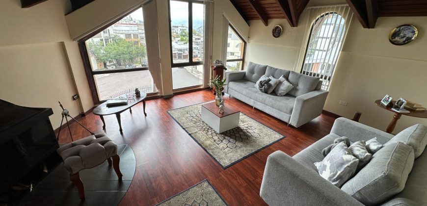 Vendo Casa, Tres Dormitorios, Dos Plantas, Ático, Jardín. Sector Guanguiltagua