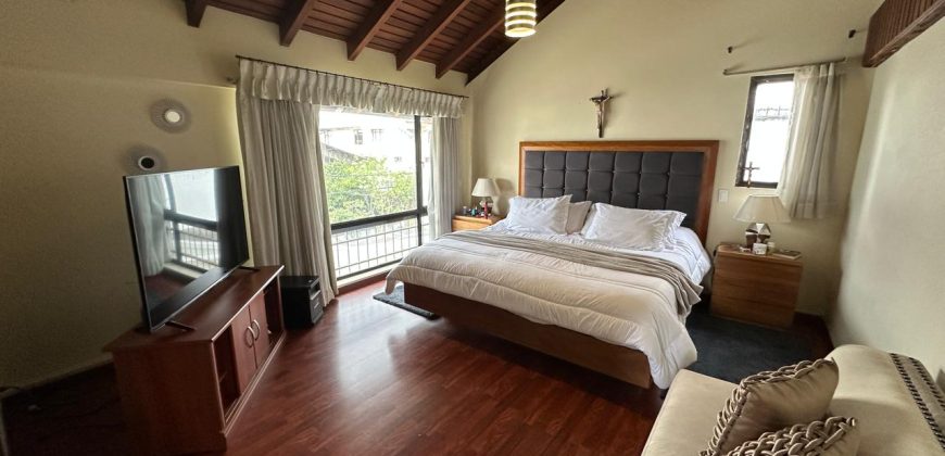 Vendo Casa, Tres Dormitorios, Dos Plantas, Ático, Jardín. Sector Guanguiltagua