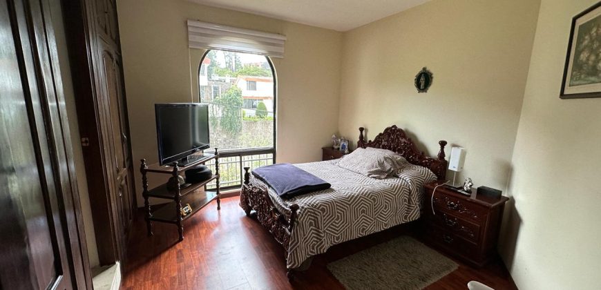 Vendo Casa, Tres Dormitorios, Dos Plantas, Ático, Jardín. Sector Guanguiltagua