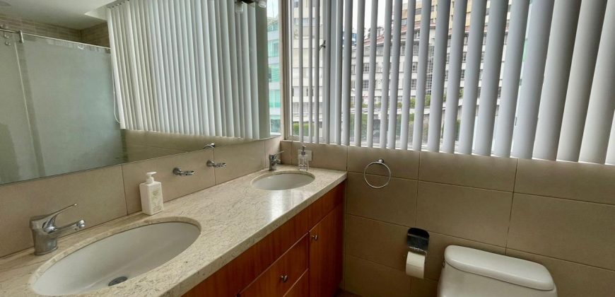 Vendo Departamento, Tres Dormitorios, Estudio, Parqueaderos, Bodega. Sector El Batán