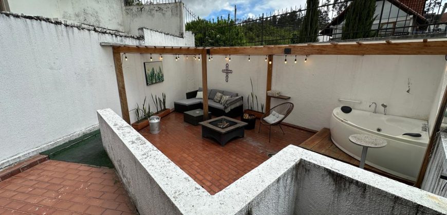 Vendo Casa, Tres Dormitorios, Dos Plantas, Ático, Jardín. Sector Guanguiltagua