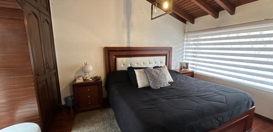 Vendo Casa, Tres Dormitorios, Dos Plantas, Ático, Jardín. Sector Guanguiltagua