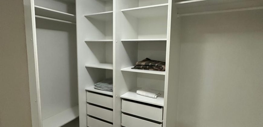 Vendo Departamento, Dos Dormitorios, Amoblado, Parqueaderos. Sector La Carolina