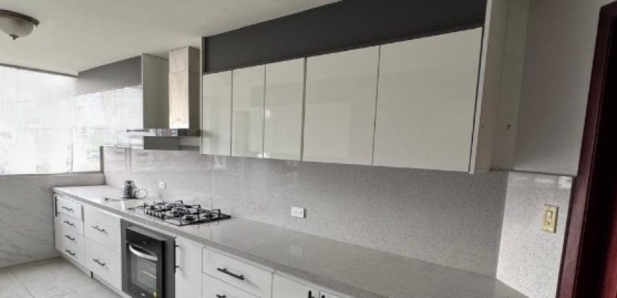 Rento Departamento, Tres Dormitorios, Sin Amoblar. Sector Alpallana