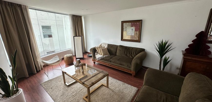 Vendo Departamento, Dos Dormitorios, Amoblado, Parqueaderos. Sector La Carolina