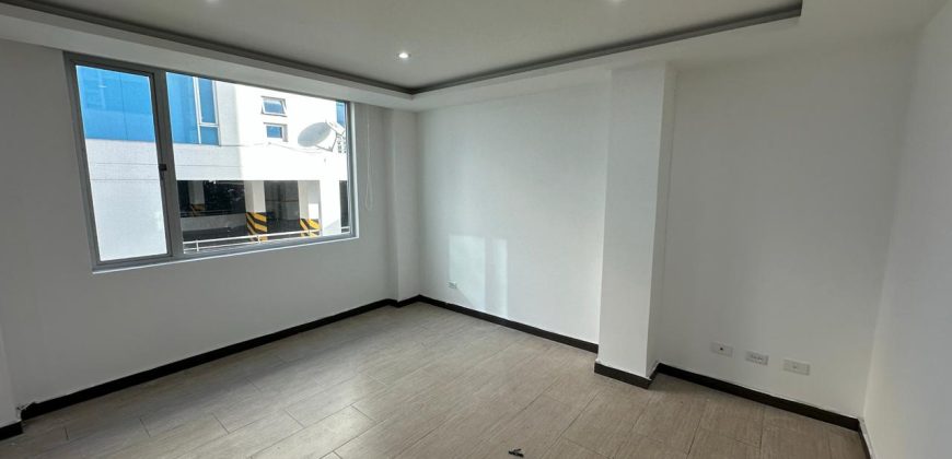 Rento Departamento, Dos Dormitorios, Tres Baños, Sin Amoblar. SectorEl Batán