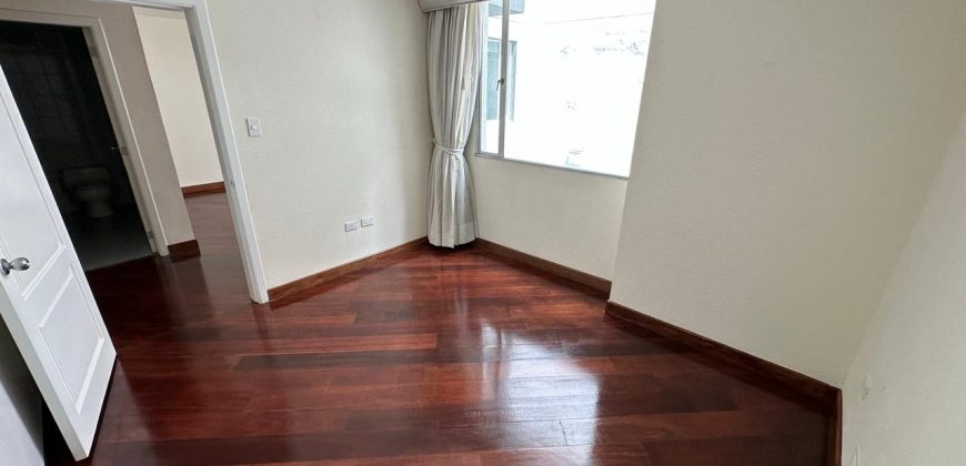 Vendo Departamento, Tres Dormitorios, Estudio/Family room, Parqueaderos. Sector El Batán