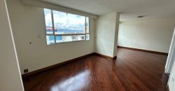 Vendo Departamento, Tres Dormitorios, Estudio/Family room, Parqueaderos. Sector El Batán