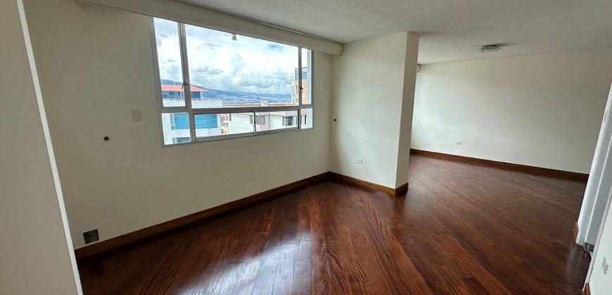 Vendo Departamento, Tres Dormitorios, Estudio/Family room, Parqueaderos. Sector El Batán