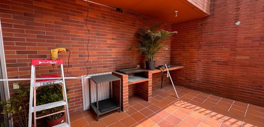 Vendo Departamento, Tres Dormitorios, 4 Baños, Parqueaderos, Bodegas. Sector Bossano