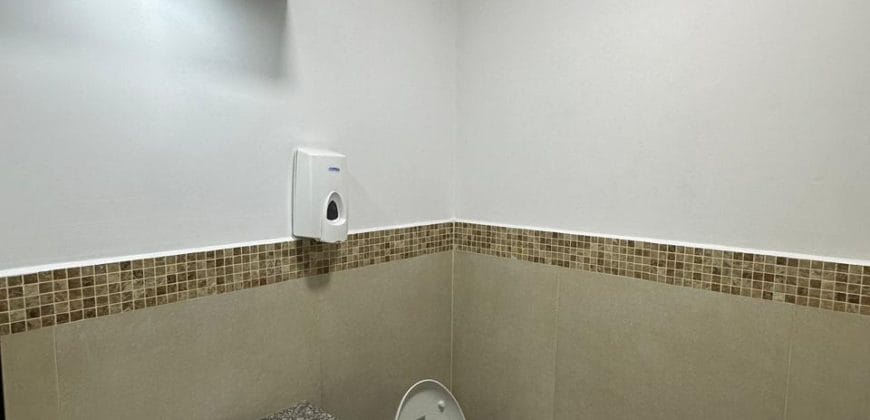 Rento Local/oficina, Sin Amoblar, Parqueaderos. Sector La Carolina