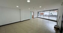 Rento Local/oficina, Sin Amoblar, Parqueaderos. Sector La Carolina